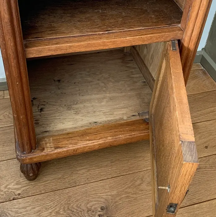 Art deco nachtkastje marmer en houten snijwerk 5.webp