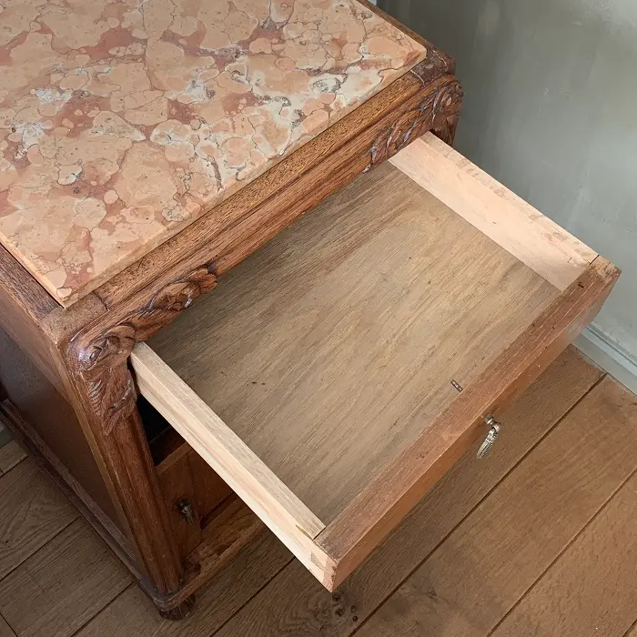 Art deco nachtkastje marmer en houten snijwerk 4.webp