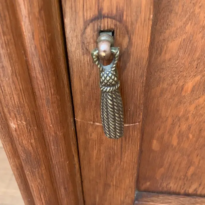 Art deco nachtkastje marmer en houten snijwerk 6.webp