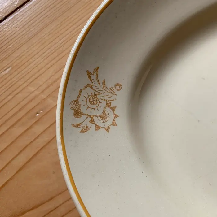 Boch La Louvière zachtgeel ovalen bord bloemmotief_2.webp