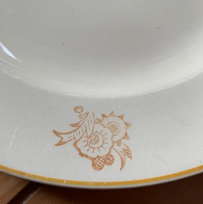 Boch La Louvière zachtgeel plat bord bloemmotief_3.webp